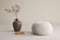 Beistellhocker Avio – Runder Hocker in Strickoptik Offwhite (Ø 45 cm)
