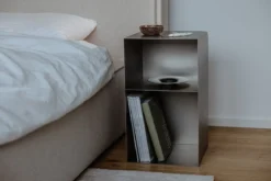 Beistelltisch/Nachttisch RAW C – Edelstahl-Kubus mit integriertem Regal