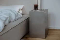 Beistelltisch/Nachttisch RAW C – Edelstahl-Kubus mit integriertem Regal