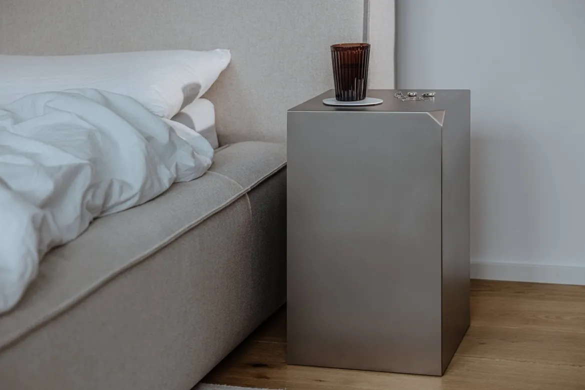 Beistelltisch/Nachttisch RAW C – Edelstahl-Kubus mit integriertem Regal