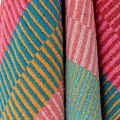 Überwurfdecke Mana – Bunt, aus recycelter Baumwolle