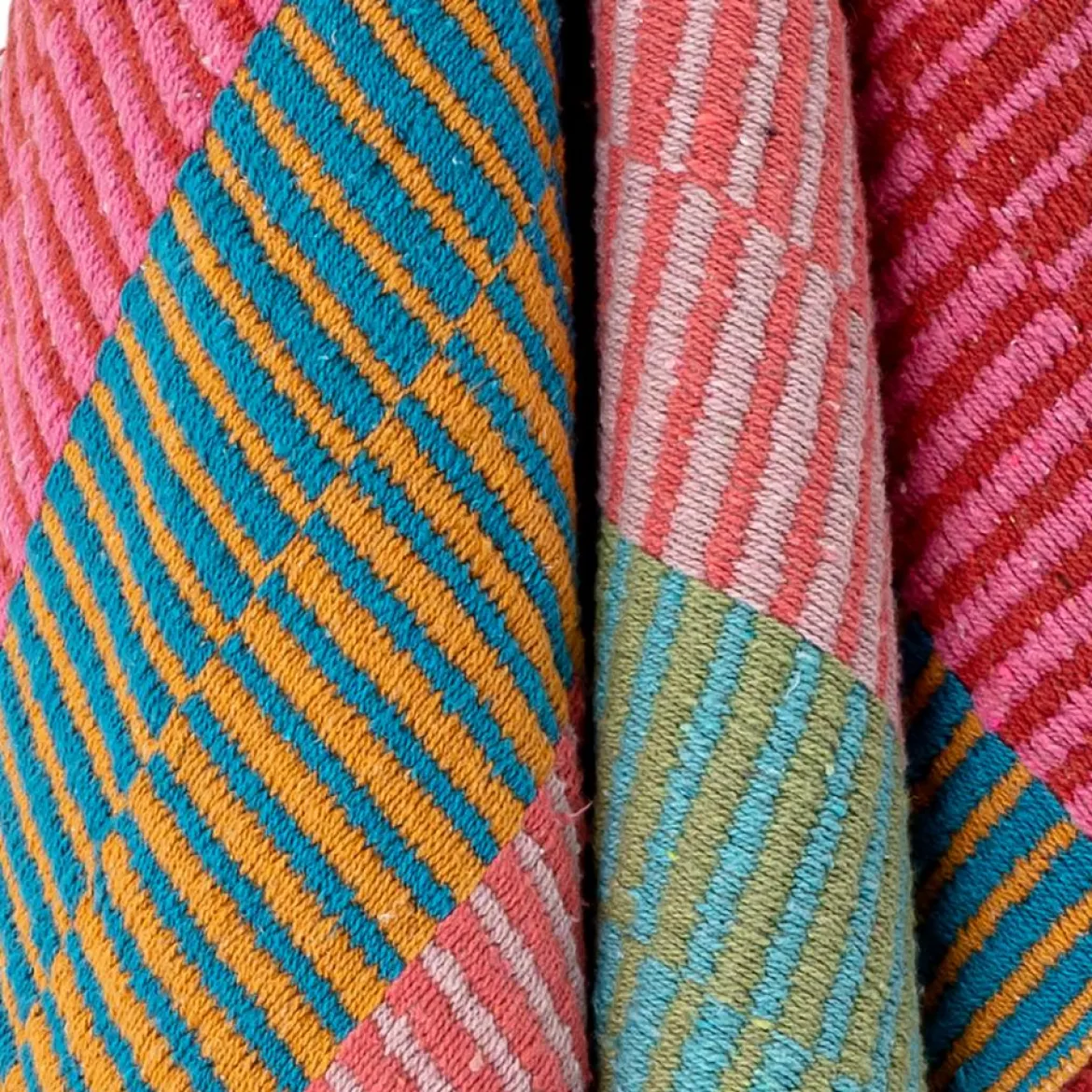 Überwurfdecke Mana – Bunt, aus recycelter Baumwolle