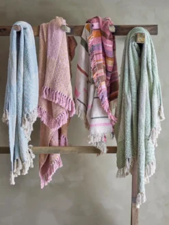 Überwurfdecke Mira – Bunt, aus recycelter Baumwolle