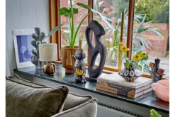 Blumentopf Kairo – Steingutdesign mit Gesichtsdetail in Braun
