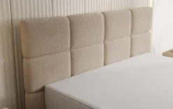 Boxspringbett Nessa mit hohen Füßen in Teddy Bouclé