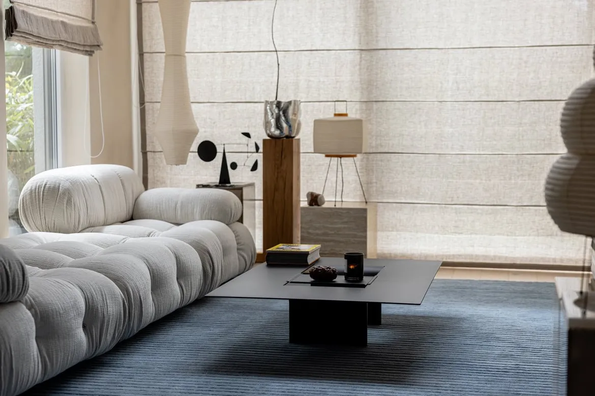 Couchtisch Cut – Minimalistisches Stahl-Design mit kreativer Öffnung