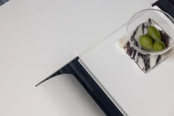 Couchtisch Cut – Minimalistisches Stahl-Design mit kreativer Öffnung