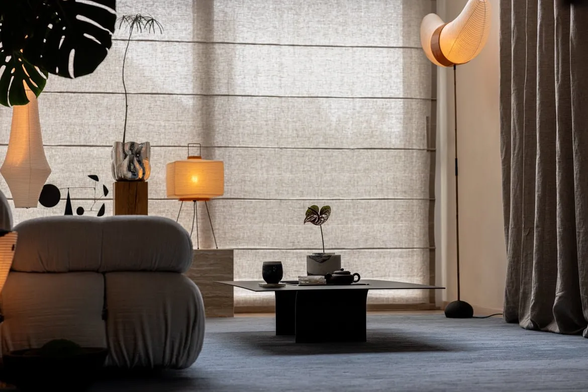Couchtisch Cut – Minimalistisches Stahl-Design mit kreativer Öffnung