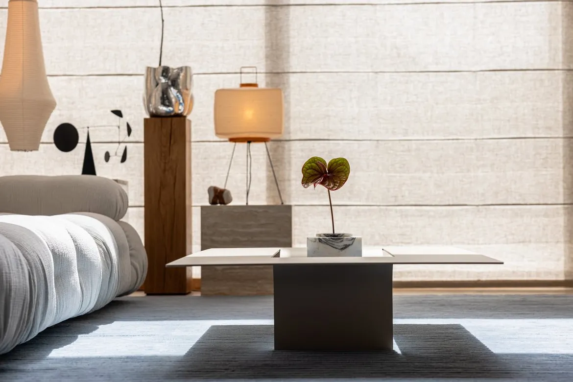 Couchtisch Cut – Minimalistisches Stahl-Design mit kreativer Öffnung