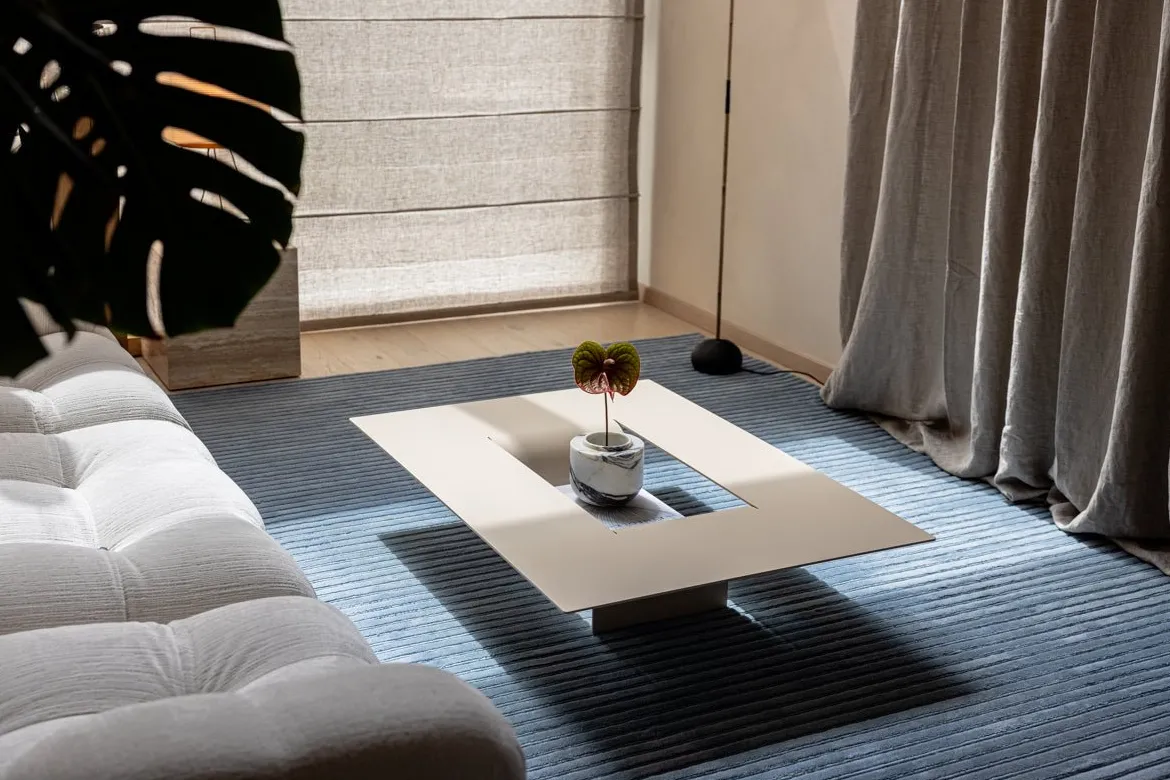 Couchtisch Cut – Minimalistisches Stahl-Design mit kreativer Öffnung