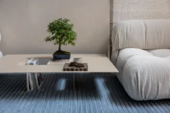 Couchtisch Cut – Minimalistisches Stahl-Design mit kreativer Öffnung