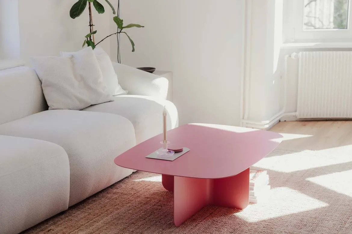 Couchtisch Livia – Japandi Design aus pulverbeschichtetem Blech