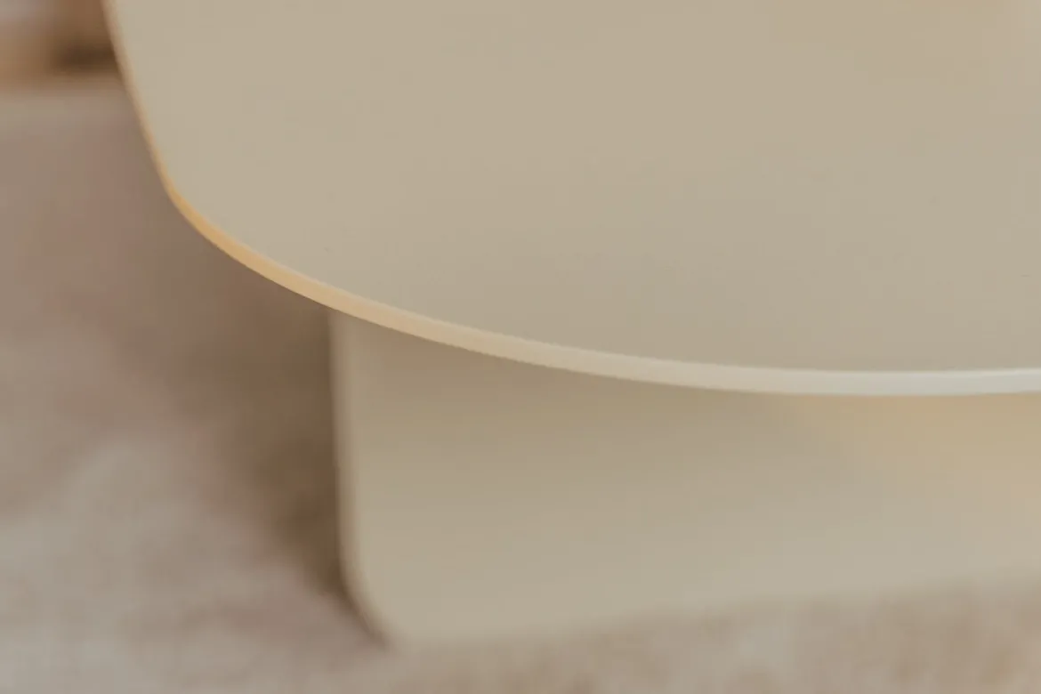 Couchtisch Livia – Japandi Design aus pulverbeschichtetem Blech