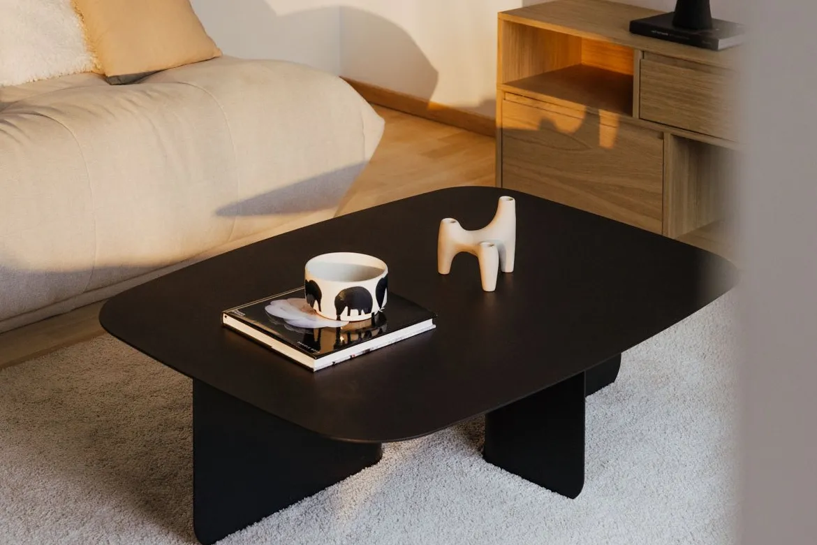 Couchtisch Livia – Japandi Design aus pulverbeschichtetem Blech