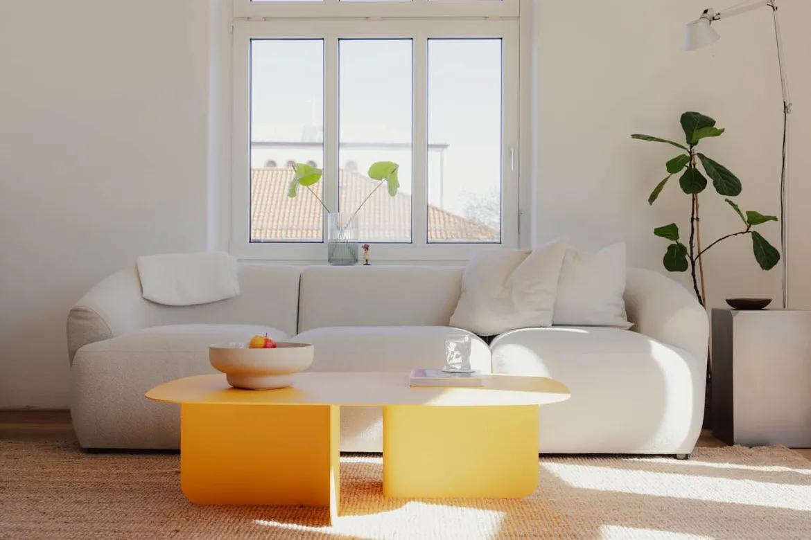 Couchtisch Livia – Japandi Design aus pulverbeschichtetem Blech