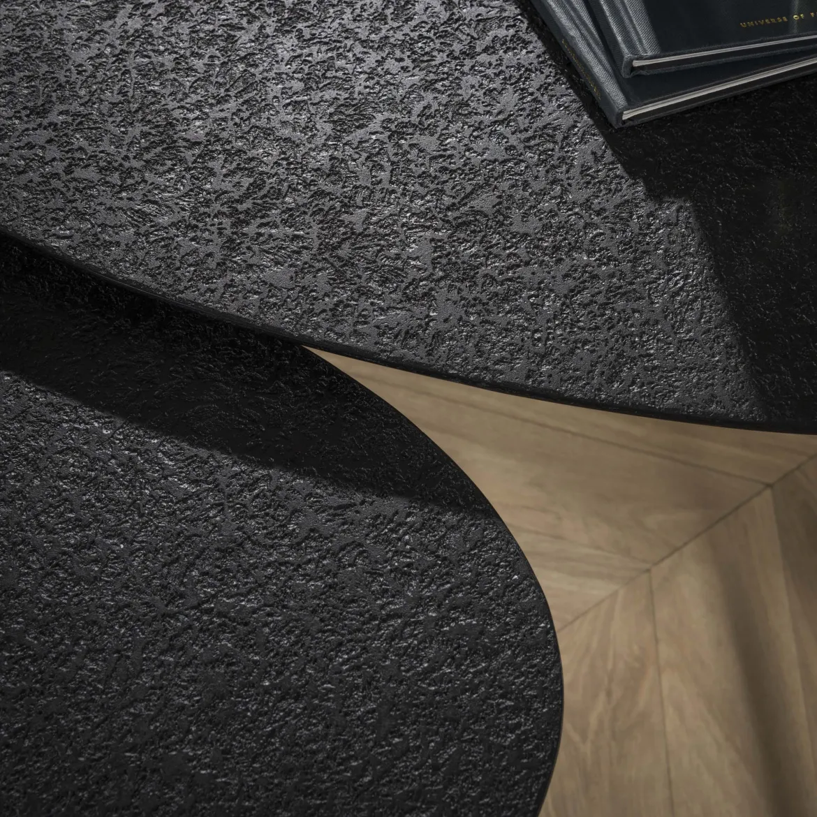 Couchtisch Zolara - 2er Set in Dreieck-Form in Metallic-Schwarz