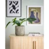 Deko-Blumentopf Arvik – Geprägtes Zementdesign in Grau