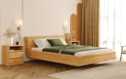 Designer Holzbett Arvelo aus massiver Eiche in Schwebeoptik und geneigtem Headboard