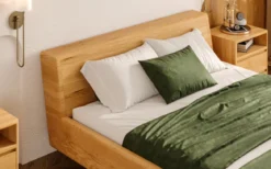 Designer Holzbett Arvelo aus massiver Eiche in Schwebeoptik und geneigtem Headboard