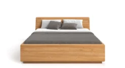 Designer Holzbett Calveno aus massiver Eiche mit Stauraum und geneigtem Headboard