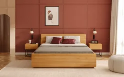 Designer Holzbett Calveno aus massiver Eiche mit Stauraum und geneigtem Headboard