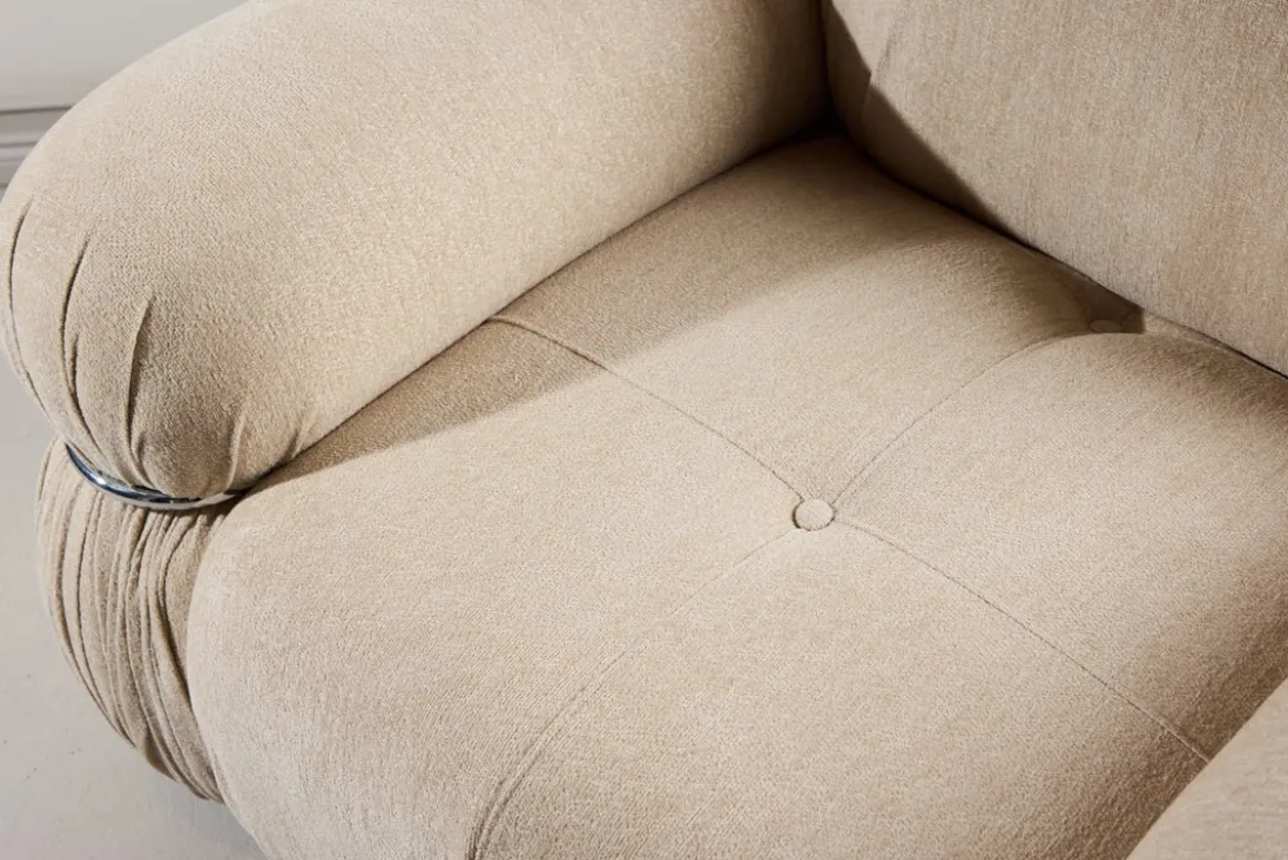 Designer Lounge Sessel Mika – Beige, Samtige Polsterung mit Chromdetails