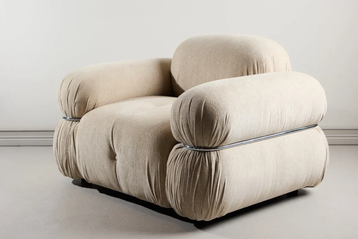 Designer Lounge Sessel Mika – Beige, Samtige Polsterung mit Chromdetails