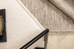 Designer Sessel Lundra – Polsterstuhl in Offwhite mit schwarzem Metallgestell