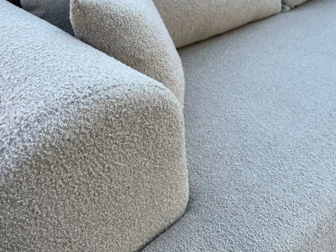 Designer Sofa Baron mit Schlaffunktion und Stauraum aus Boucle