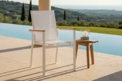 2er Set Gartenstuhl Lua - aus weißem Aluminium, mit Sitzfläche aus Textilene und Teakholz-Details