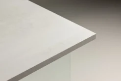 Esstisch Brevon - moderner Esstisch auf einem Glasgestell mit hellgrauer Tischplatte