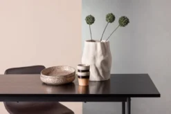 Esstisch Maiko - mit klaren Linien und schwarzem Finish