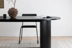 Esstisch Moani - mit robusten Gestell im gerippten Design