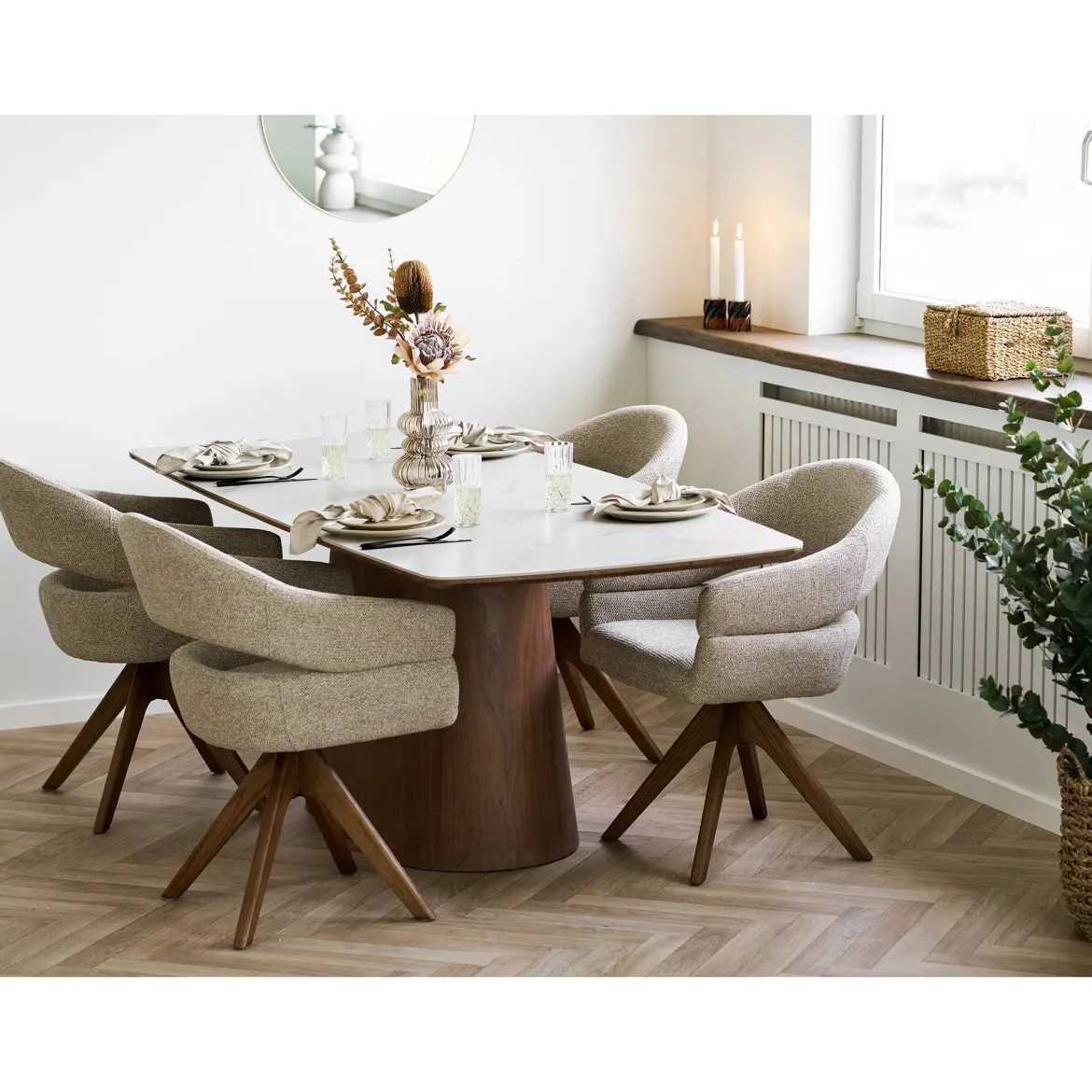 Esstisch Myrvika - dunkelbraunes Holz mit Steinoptik