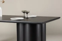Esstisch Nary - verbindet modernes Design mit zeitloser Eleganz