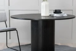 Esstisch Nuvani - mit robusten Gestell im gerippten Design