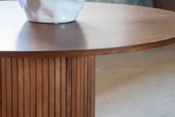 Esstisch Nuvani - mit robusten Gestell im gerippten Design