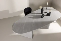 Esstisch Oaky - ein eleganter Tisch in ovaler Form
