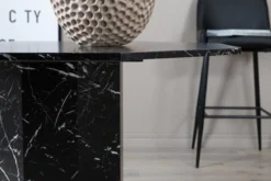 Esstisch Orani - ruht auf einem robusten Rahmen, der Stabilität und Design vereint