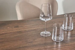 Esstisch Talani - vereint modernes Design mit einer warmen, eleganten Ausstrahlung
