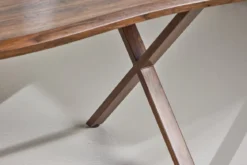 Esstisch Talani - vereint modernes Design mit einer warmen, eleganten Ausstrahlung