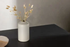 Esstisch Thelia - in geradliniger nordischer Form