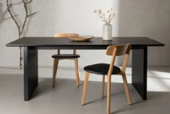 Esstisch Thelia - in geradliniger nordischer Form