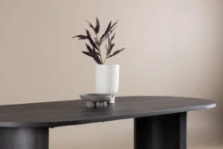 Esstisch Veyla - ein ovaler Esstisch in elegantem Schwarz