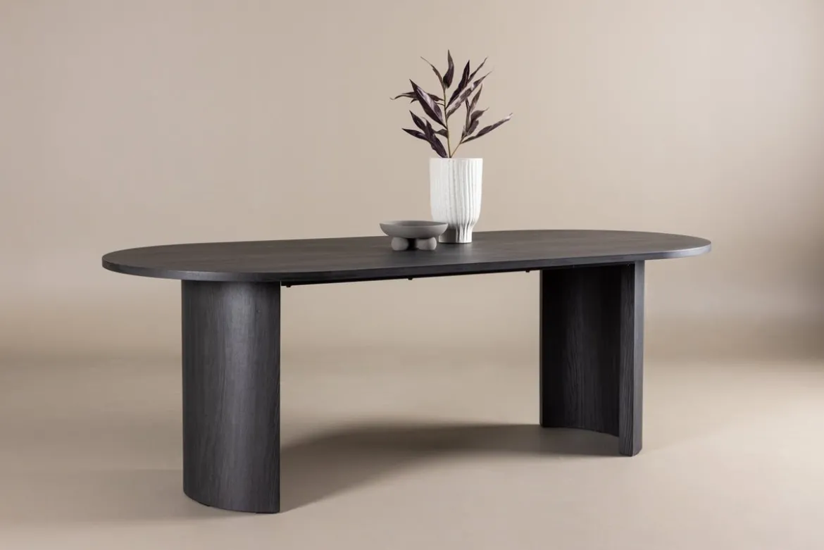 Esstisch Veyla - ein ovaler Esstisch in elegantem Schwarz