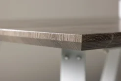 Esstisch Waka - die dekorativen Metallbeine setzen einen stilvollen Akzent