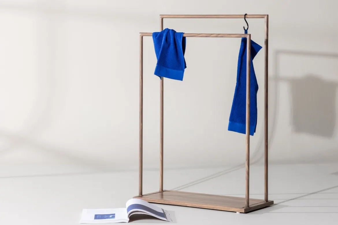 Garderobe Fioran – Minimalistischer Kleiderständer in Mocca-Holzoptik