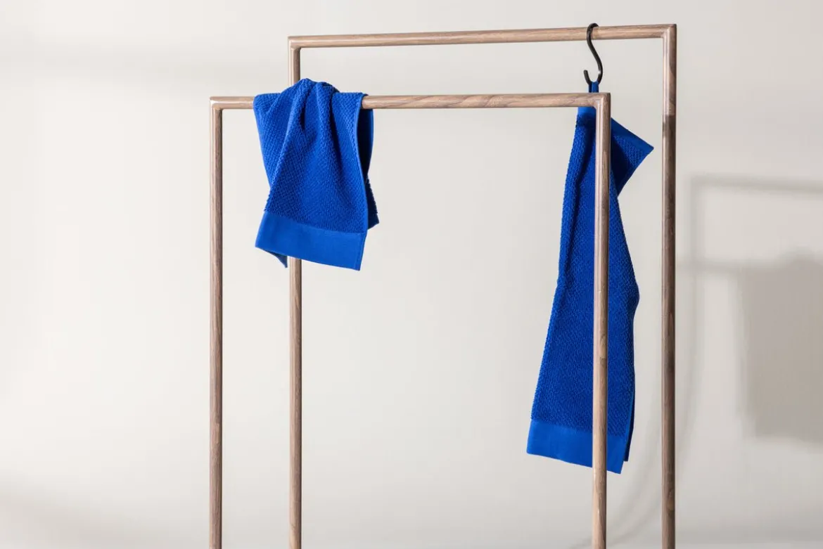 Garderobe Fioran – Minimalistischer Kleiderständer in Mocca-Holzoptik