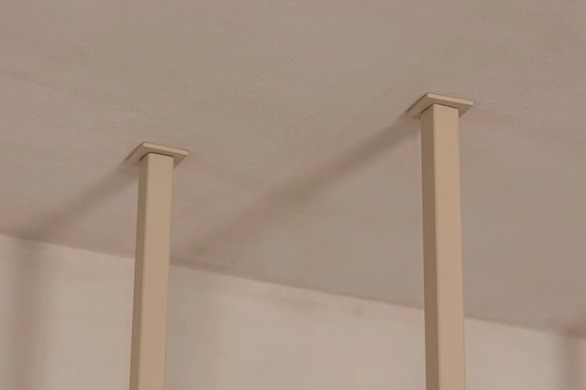Garderobe/Handtuchhalter Tensi – Minimalistisches Design zur Deckenmontage