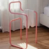 Garderobe James – Minimalistischer Herrendiener im Stuhl-Design